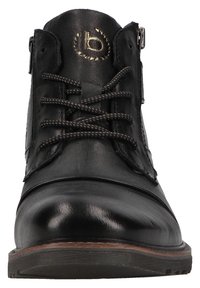 Bottine noire en cuir avec bout rond, finition texturée, couture décorative et lacets foncés. Dotée d'une fermeture éclair latérale pour un enfilage facile.