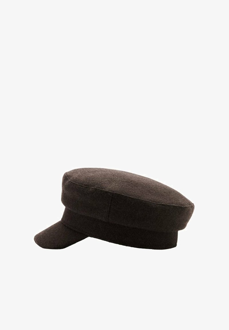 Bruine vilten pet met een brede, platte kroon en een korte, rechte rand. Heeft een gladde textuur en een ronde vorm, geschikt voor casual gebruik.