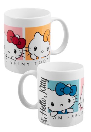 Tazza in ceramica bianca con volti di Hello Kitty con fiocchi rossi, arancioni e blu su sfondi pastello rosa, arancioni e blu e testo parziale.