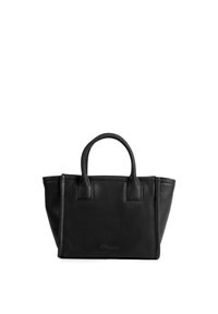 Zwarte leren handtas met twee handvatten bovenaan, rechthoekige vorm, gladde textuur, minimalistisch ontwerp en subtiele reliëfletters op de voorkant.