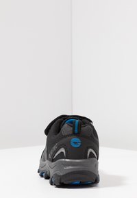 Schwarzer Laufschuh mit grauen Akzenten, mit einem strukturierten Obermaterial, blauen Details, gepolstertem Schaft und robustem Außensohle für Traktion.