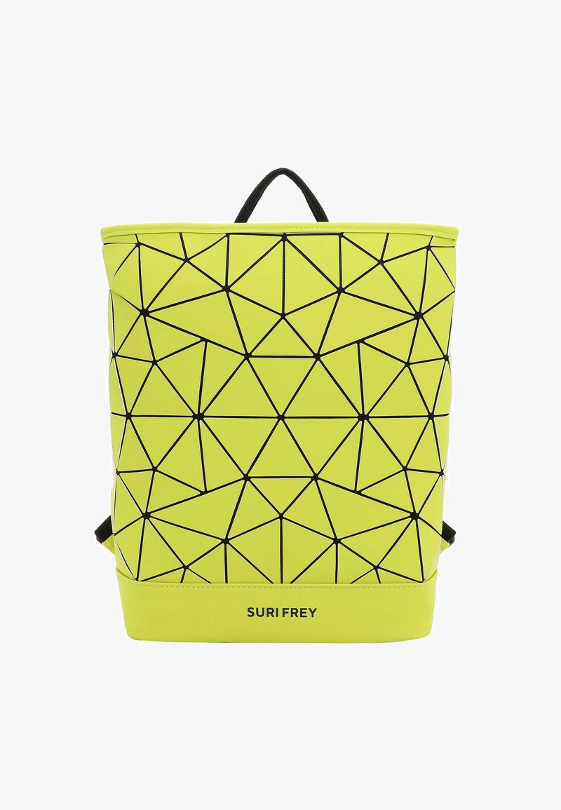 Mochila amarilla con un patrón geométrico y acentos triangulares negros, con un asa en la parte superior y correas ajustables, fabricada en material sintético.