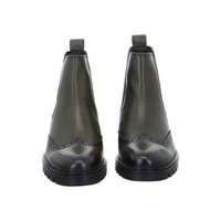 Par af olivengrønne læder Chelsea-støvler med brogue-detaljer og sorte gummisåler, vist forfra på en hvid baggrund.