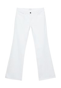 Jeans bianchi a zampa d'elefante realizzati in denim, con un davanti piatto caratterizzato da cuciture distintive, due tasche frontali e un singolo bottone nero in vita.