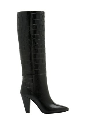 Botte haute en cuir noir avec texture crocodile sur la tige supérieure et un bout pointu avec un talon haut et incliné.