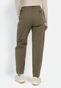 Khaki tapschoenen gemaakt van katoen met een gladde textuur. Voorzien van een achterzak en te combineren met lichtgekleurde schoeisel.