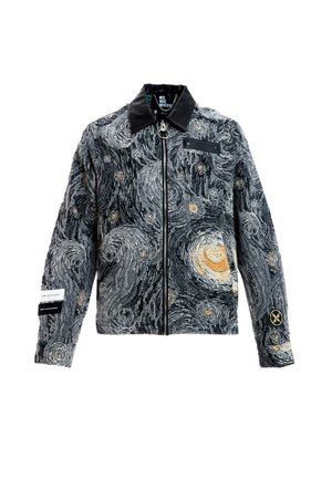 Chaqueta negra con cremallera con un patrón de noche estrellada en espiral en gris, blanco y amarillo y un cuello negro, con parches en las mangas y el pecho.