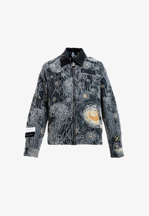 Chaqueta negra con cremallera con un patrón de noche estrellada en espiral en gris, blanco y amarillo y un cuello negro, con parches en las mangas y el pecho.