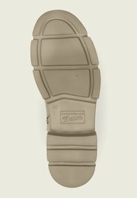 Hell beige Gummisohle mit einer strukturierten Oberfläche, einem Rautenmuster und geprägtem Branding "Tom Tailor Denim" in der Mitte. Größe 40 markiert.