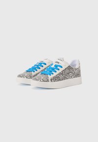 Hvide sneakers med et sort doodle mønster, der har blå snørebånd og en struktureret gummisål. Designet inkluderer en lav profil og afrundet tå.