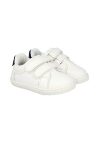 Zapatillas blancas con parte superior de lona texturizada, dos correas de velcro, suela de goma y un acento en azul marino en la parte de atrás.