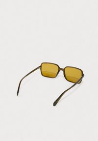 Rjave pravokotne sončne očala z rumeno obarvanimi lečami in tankimi, ukrivljenimi ročaji, ki imajo sijajne poudarke.