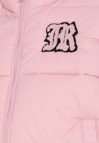 Giacca puffer rosa con chiusura a zip, texture trapuntata e una toppa ricamata in bianco e nero con la lettera "DB".