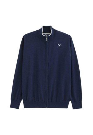 Cardigan zippé bleu marine en tissu tricot doux avec un col et des poignets côtelés. Présente un petit logo brodé sur la poitrine.