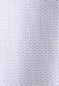 Weißer Stoff mit einem hellblauen geometrischen Muster aus kleinen Kreisen und Linien, mit einer weichen Textur und einem uniformen Design. 