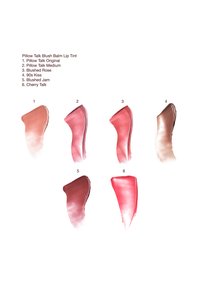 Sechs Swatches des Pillow Talk Blush Balm Lip Tints in Farbtönen von hellem Nude bis tiefem Rot, mit Namen und Zahlen gekennzeichnet.