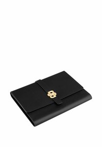 Pochette en cuir noir avec une fermeture géométrique dorée et un rabat, présentée fermée sur un fond blanc.