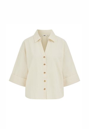 Chemise beige à manches courtes, boutonnée, avec de fines rayures verticales, large col et boutons marron sur le devant.