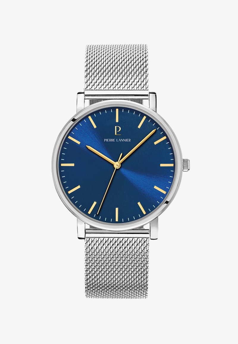 Reloj de malla plateada con una esfera azul, marcadores y manecillas doradas, y una caja redonda. Presenta un logotipo de la marca en la posición de las 12 en punto.