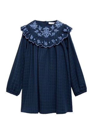 Navy-blaues Langarmkleid mit einem Rüschensaum. Verfügt über weiße Blumenstickerei am Kragen und ein kariertes Muster auf dem Stoff.