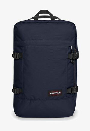 Mochila de color navy con forma rectangular, fabricada con un tejido resistente. Cuenta con correas ajustables, un asa en la parte superior y un parche con la marca.