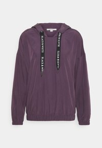 Fialová mikina s kapucí a dlouhými rukávy, elastickým lemem a šňůrkami s nápisem "BLACK & WHITE". Vyrobena z měkké látky.