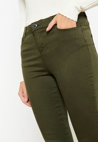 LolaLiza WITH PUSH-UP - Slimfit džínsy - khaki darky