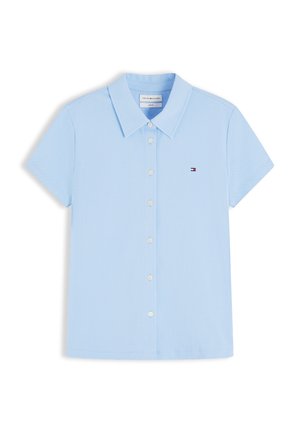 Jasnoniebieska koszula z krótkim rękawem na guziki, z ostrym kołnierzem i małym logo Tommy Hilfiger na lewej piersi.