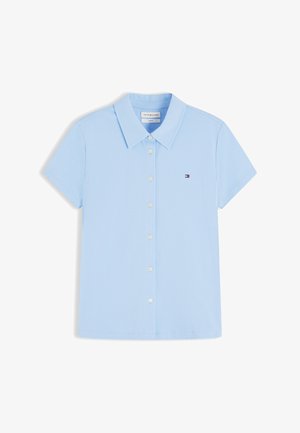 Chemise bleu clair à manches courtes avec col pointu et petit logo Tommy Hilfiger sur la poitrine gauche.