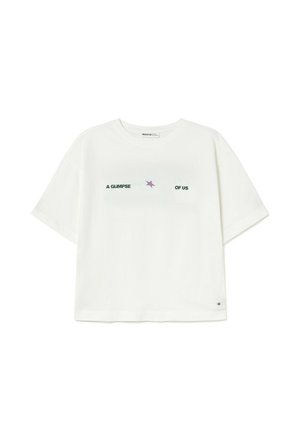 Camiseta blanca de manga corta con cuello redondo que presenta el texto "UN VISTAZO" y "DE NOSOTROS" separados por una pequeña estrella morada en el centro.