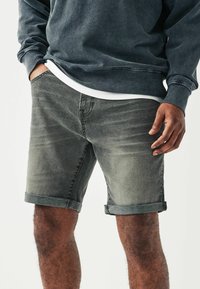 Next REGULAR FIT - Farmer rövidnadrágok - grey