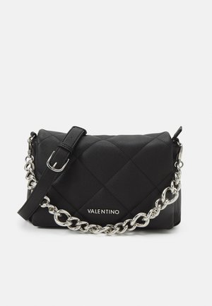 Czarna pikowana skórzana torebka Valentino z srebrnym łańcuszkiem i regulowanym skórzanym paskiem, z logo marki na środku przodu.