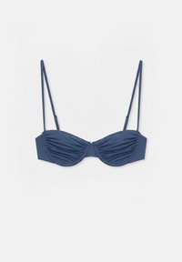 Blå bikini top med bøyle og justerbare tynde skulderstropper på en ensfarvet hvid baggrund.