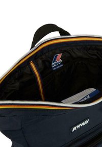 K-Way tas, marineblauwe buitenkant, gevoerd met zwarte stof. Interieur met kleurrijk gestreept detail, logo-tag en meerdere vakken voor opbergruimte.