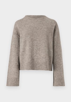 Svetlobrežová cropped sveter z mäkkého pleteného materiálu, s rebrovaným golierom a manžetami, vo voľnom strihu a s spadnutými ramenami.