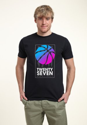Černé tričko s grafikou modrého a růžového basketbalového míče a nápisem "DVACET SEDM BASKETBAL." Krátké rukávy a design s kulatým výstřihem.