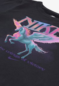 Nike Sportswear NKG PEGASUS TEE - Marškinėliai su spaudiniu - black