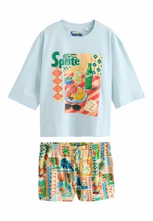 Lichtblauw T-shirt met korte mouwen met kleurrijke Sprite-themaafbeelding en bijpassende korte broek met patronen van planten, fruit en voorwerpen in levendige kleuren.