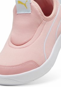 Puma COURTFLEX V3 - Tenisky - peach smoothie-icy blue