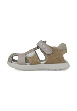 Sandalia infantil marrón y beige, fabricada con materiales sintéticos y de tela, con diseño de puntera abierta, correas ajustables y suela texturizada.