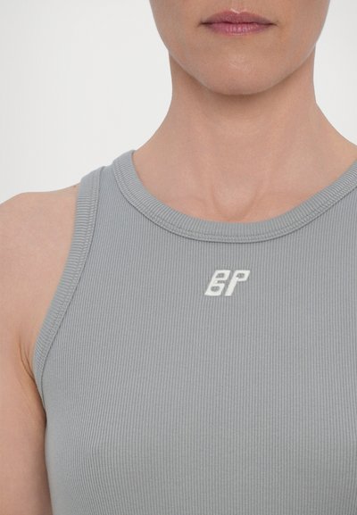 Grauer, gerippter Tanktop mit rundem Halsausschnitt und gesticktem Logo auf der Brust. Der Stoff wirkt weich mit einer strukturierten Oberfläche.