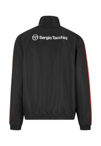 Crna jakna s visokim ovratnikom, elastičnim manžetama i rubom. Ima crvene akcentne pruge na rukavima i logo "Sergio Tacchini" na leđima.