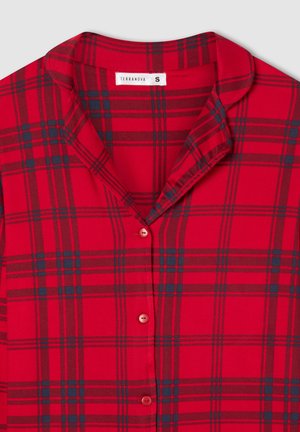 Camicia a quadri rossa con motivo a scacchi neri e blu, in tessuto morbido, colletto e chiusura con cinque bottoni.