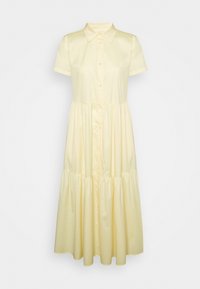 Robe midi jaune pâle à manches courtes, boutonnée, avec un col et des parties froncées à la taille et à la jupe sur fond uni.