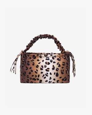 Sac à main en tissu imprimé léopard marron et beige avec poignée froncée et pampilles latérales sur fond blanc.