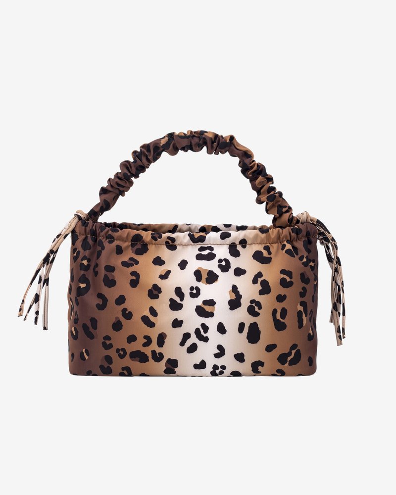 Väsk i leopardmönster med en mjuk, satinliknande textur, med en rynkad topp, två dragsnören och en blandning av bruna, beige och svarta färger.