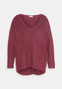 Bordeauxfarbener Strickpullover mit tiefem V-Ausschnitt, langen Ärmeln, seitlichen Schlitzen und lockerer Passform. Textil mit strukturiertem Stoff und gerippten Säumen.