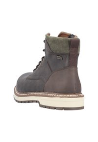 Brązowy skórzany botek na kostkę z teksturowanym oliwkowym kołnierzem, solidną podeszwą i kontrastowym przeszyciem. Posiada sznurowaną konstrukcję i detal z logo.