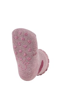 Rosa Socken mit einer strukturierten Sohle, die erhabene, herzförmige Griffe und einen gewellten oberen Rand aufweist; weicher Strickstoff in einem Rosaton.