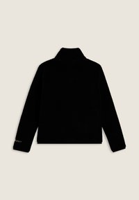 Giacca in pile nera a maniche lunghe con colletto alto, vista da dietro, su uno sfondo beige chiaro.